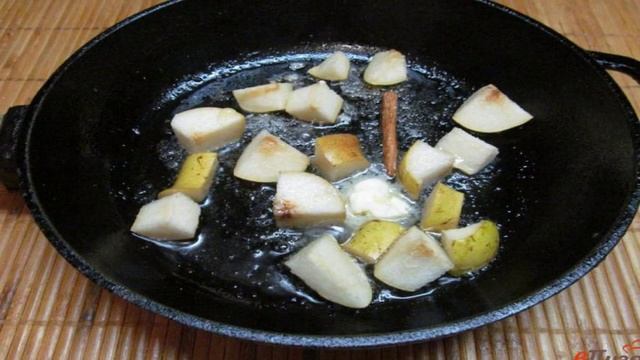 Грушевый штрудель с голубым сыром