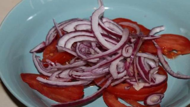 Овощной салат с маслинами и луком