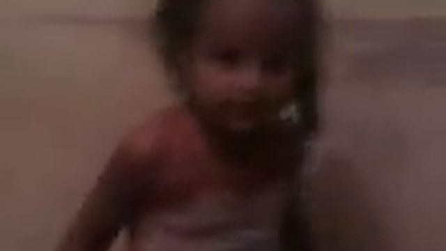 GAROTA DE 2 ANOS CONTA DE UM A DEZ, E DIZ AS VOGAIS смотреть онлайн