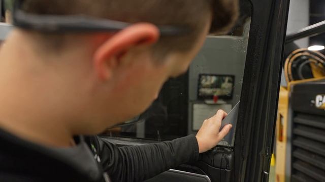 DIY VS PRO | BEGINNER vs PRO Window Tint Install смотреть онлайн