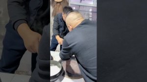 家人过生日简单做俩东北硬菜，小鸡炖蘑菇合酱焖河鲜，大口吃肉吃过瘾！【东北村花】