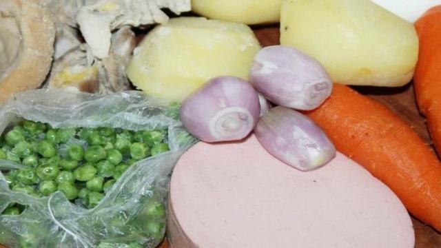 Салат с куриной грудкой, вареной колбасой и свежим зеленым горошком