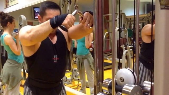 Triceps: Shtytja në kavo , 132kg x 4-6 perseritje. смотреть онлайн