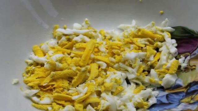 Закуска на гренки из яиц и моркови с зеленью