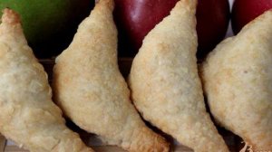 Слойки с яблоком и корицей