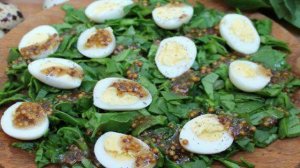 Салат со шпинатом, перепелиными яйцами и горчичным соусом