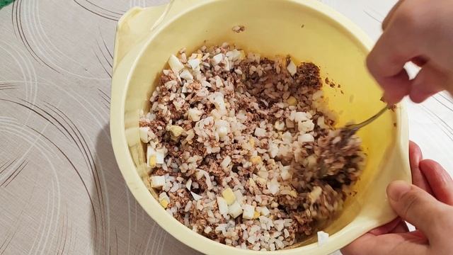 Салат с рыбными консервами, рисом и яйцами