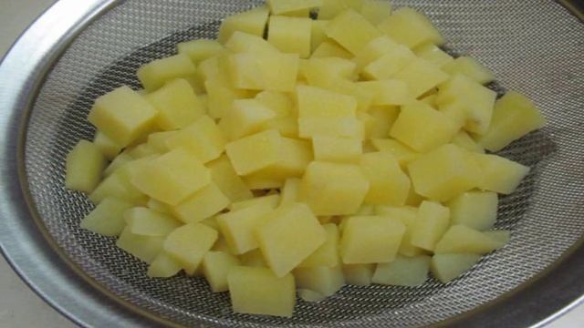 Салат из картофеля с оливками и грибами