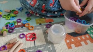 детские развивающие игры, раскладываем разноцветные кружочки по цветам для малышей