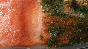 Малосоленая форель с лимоном и перцем чили