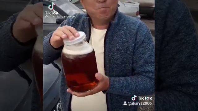 Мужик уронил банку компота (мем) смотреть онлайн