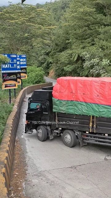 KERNET LOMPAT ??? Truk Kesulitan Belok Saat Turun Sitinjau Lauik !!! #shorts смотреть онлайн