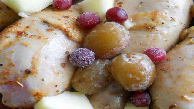 Ножки куриные, запеченные с ягодами и фруктами