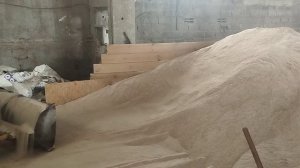 Самодельный ковш из распиленной вдоль бочки на погрузчик.