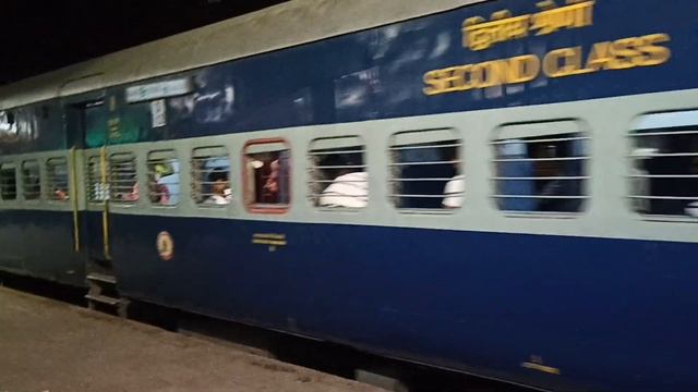 Udhna Rewa special departs with the arrival of Lucknow Jabalpur express//15205 смотреть онлайн