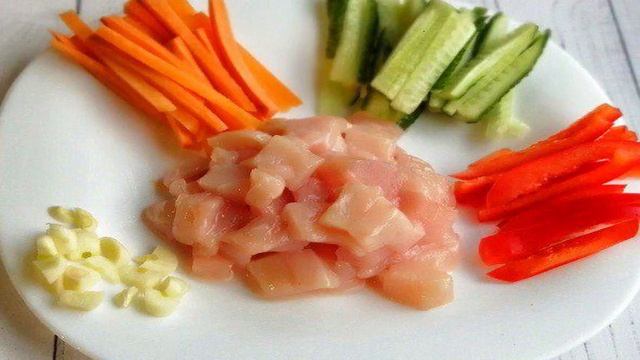 Фунчоза с овощами и курицей