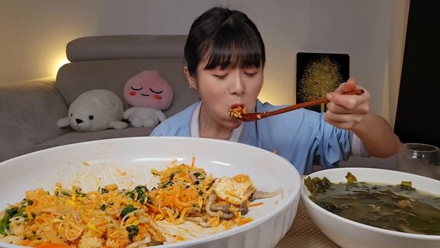 ASMR) 새벽에 배고파서 계란후라이🍳왕창 넣은 비빔밥 소고기미역국 한대접 집밥 먹방 at dawn Bibimbap Beef Seaweed Soup MUKBANG смотреть онлайн