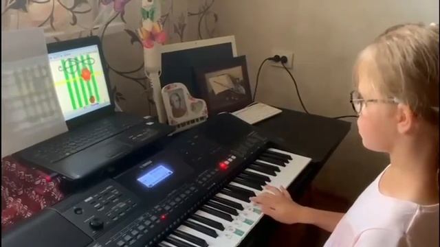 Sasha 9 yo (ОВЗ). П.Чайковский "Танец маленьких лебедей". Слушание и ознакомление правой рукой. смотреть онлайн