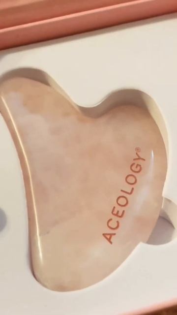ACEOLOGY ROSE QUARTZ GUA SHA FACIAL MASSAGER смотреть онлайн