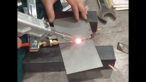 Демонстрация работы аппарата лазерной сварки 4в1 Realrez MY LCT