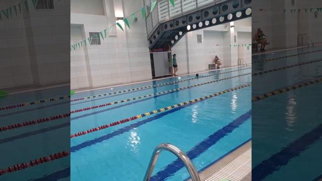 Глеб первый раз плавает без пенопласта смотреть онлайн