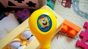 играем в детскую игрушку погремушку маракас для малышей