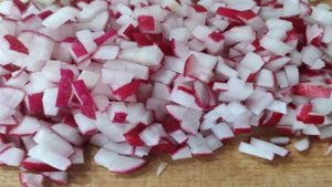 Оливье с редиской и зелёным луком