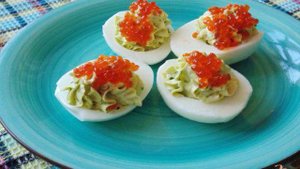 Фаршированные яйца с красной икрой