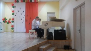 В. Шаповаленко. Мелодия. Обработка М. Юрковой.Исполняет фортепианный ансамбль в 6 рук.