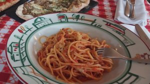 На дне рождения у друга 🎉