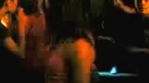 Девочка в розовом платье танцует в клубе