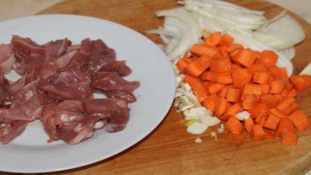 Запеченный картофель с грибами и свининой в соусе