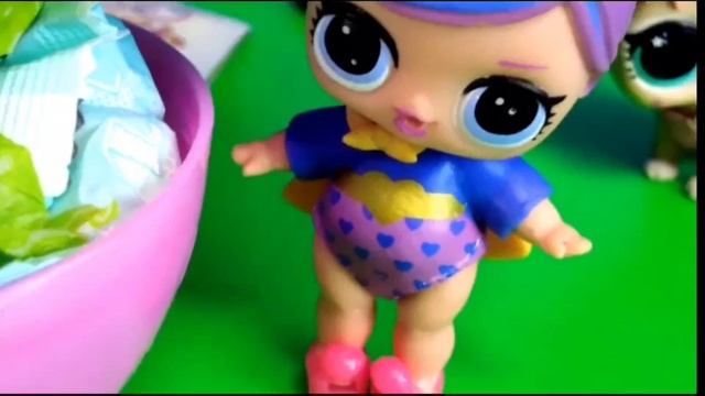 Малыши и Кукла Лол играем