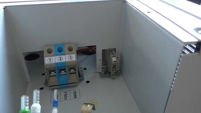 Огромный стабилизатор напряжения 48 кВт защита от скачков напряжения в частном доме решение проблемы