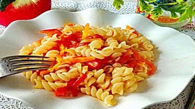 Паста с овощами на сковороде