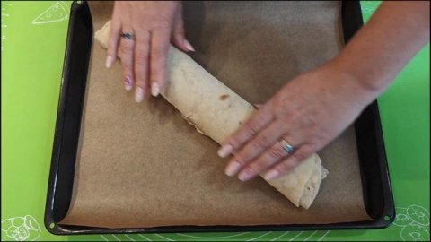 Вкусный и сочный рулет из лаваша на скорую руку с начинкой из фарша сыра и зелени. #излаваша #лаваш