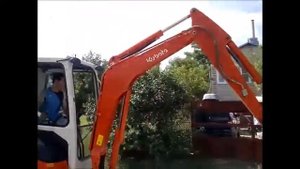 Kubota U25-3a ровняет щебень по дороге