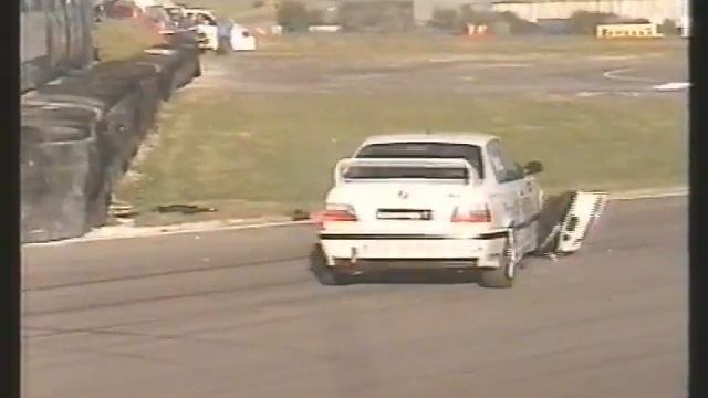 Kumho Bmw crash Thruxton 16/9/2007 смотреть онлайн