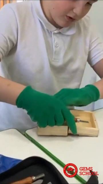 Работа с деревом на занятиях Art & Craft  в GEMS / Частная школа сад в СПБ Мурино Девяткино Бугры