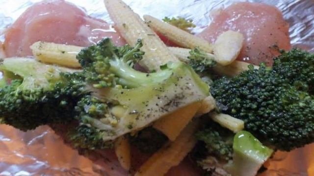 Курица запеченная с брокколи и кукурузными початками
