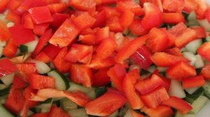 Салат из помидоров с огурцом и перцем