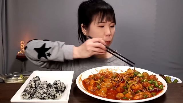 매운먹방♡미더덕찜 너무 맛있어요~☺️ 베트남 건고추 넣고 맵게 먹기~♡ 주먹밥, 핵폭탄오이김치, 먹방. Spicy, steamed sea squirt, kimchi, mukban смотреть онлайн