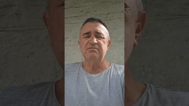Люди могут и ошибаться, а животные,  особенно собаки, не ошибаются.   А собаки меня любят  !