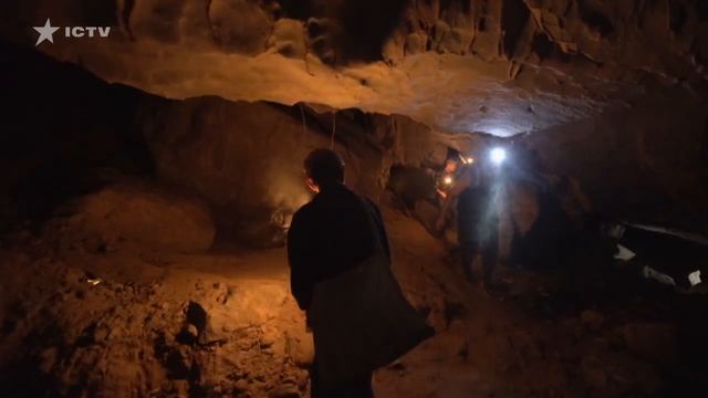 Что общего у Бэтмена и ведущего тревел-шоу Руслана Ханумака - Особенности национальной работы, Лаос смотреть онлайн