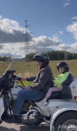 Мила катается на Harley-Davidson