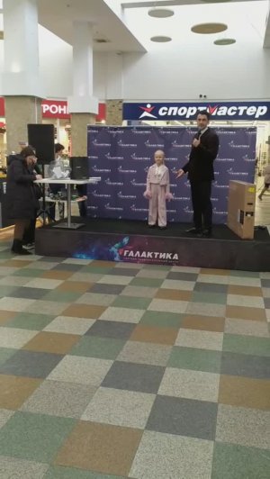 Мила поет на день рождении ТЦ Галактика, Смоленск