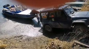 спуск катера на воду, воды мало,  без тяжёлой техники ни как.