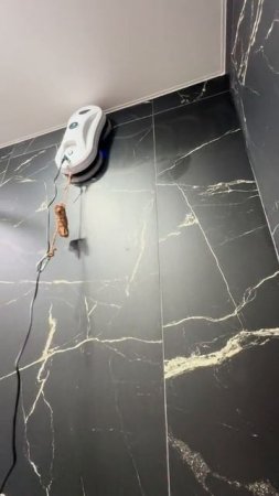 Робот на плитке