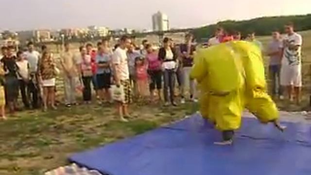 веселая игра сумо (ну а теперь мы начнем развлекаться )