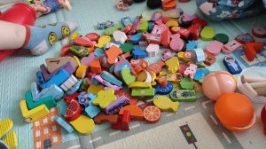 играем в детскую магнитную рыбалку, ловим деревянных рыбок для малышей